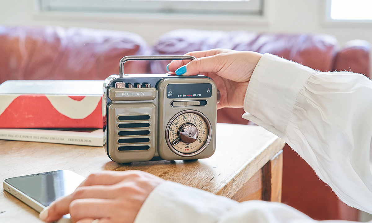 コンパクトでレトロなラジオ。手回し充電付きでいざという時にも役立ち