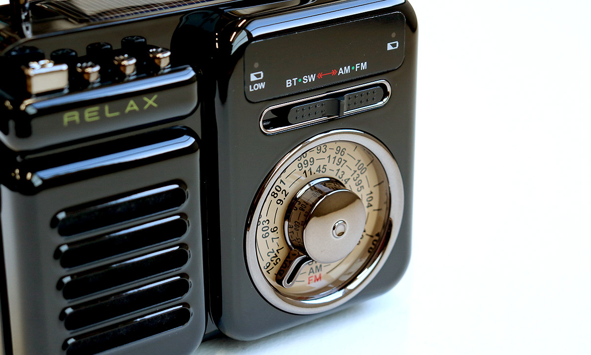 コンパクトでレトロなラジオ。手回し充電付きでいざという時にも役立ち