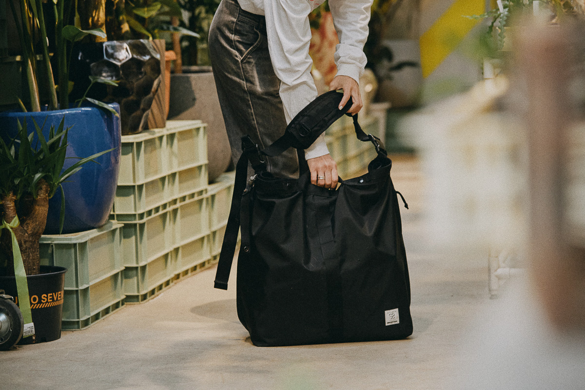BRIEFINGと植物のプロがコラボ！大容量メッセンジャーバッグには工夫が