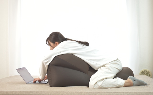 ヒトにやさしい姿勢を追求。整体師推奨の新発想ワーキングギア『よつん