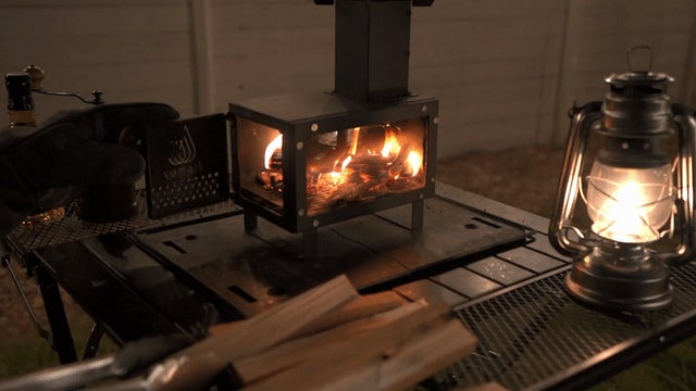 休日は炎を眺めて食事を楽しもう！ミニ薪ストーブ flamey (フレイミー