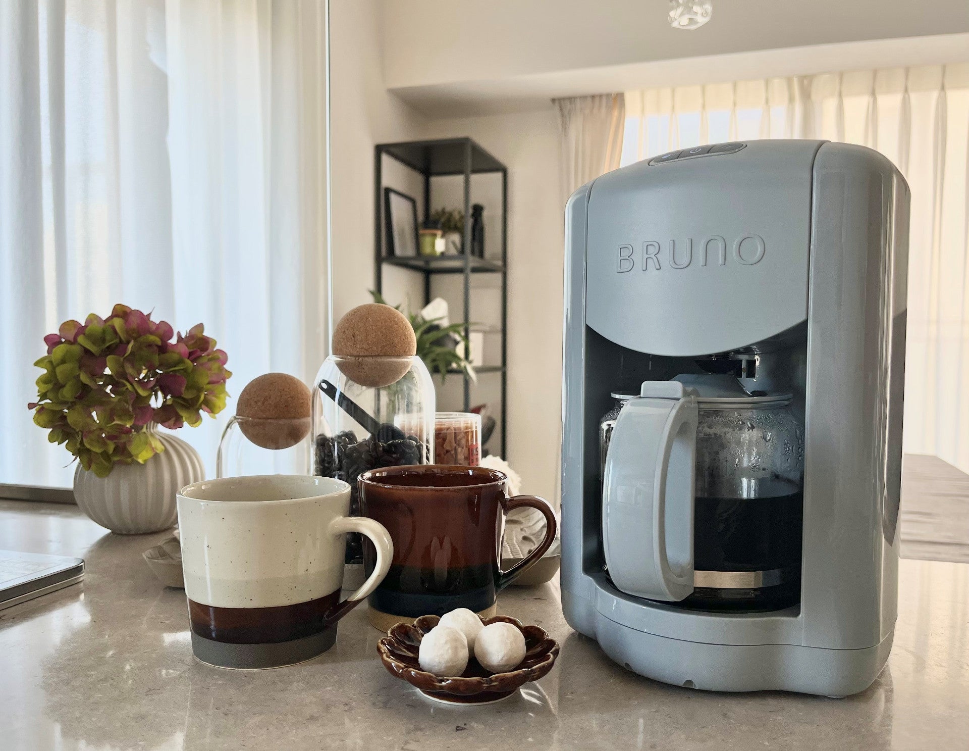 BRUNOから遂に！スイッチひとつで、挽きたてが愉しめるミル付き