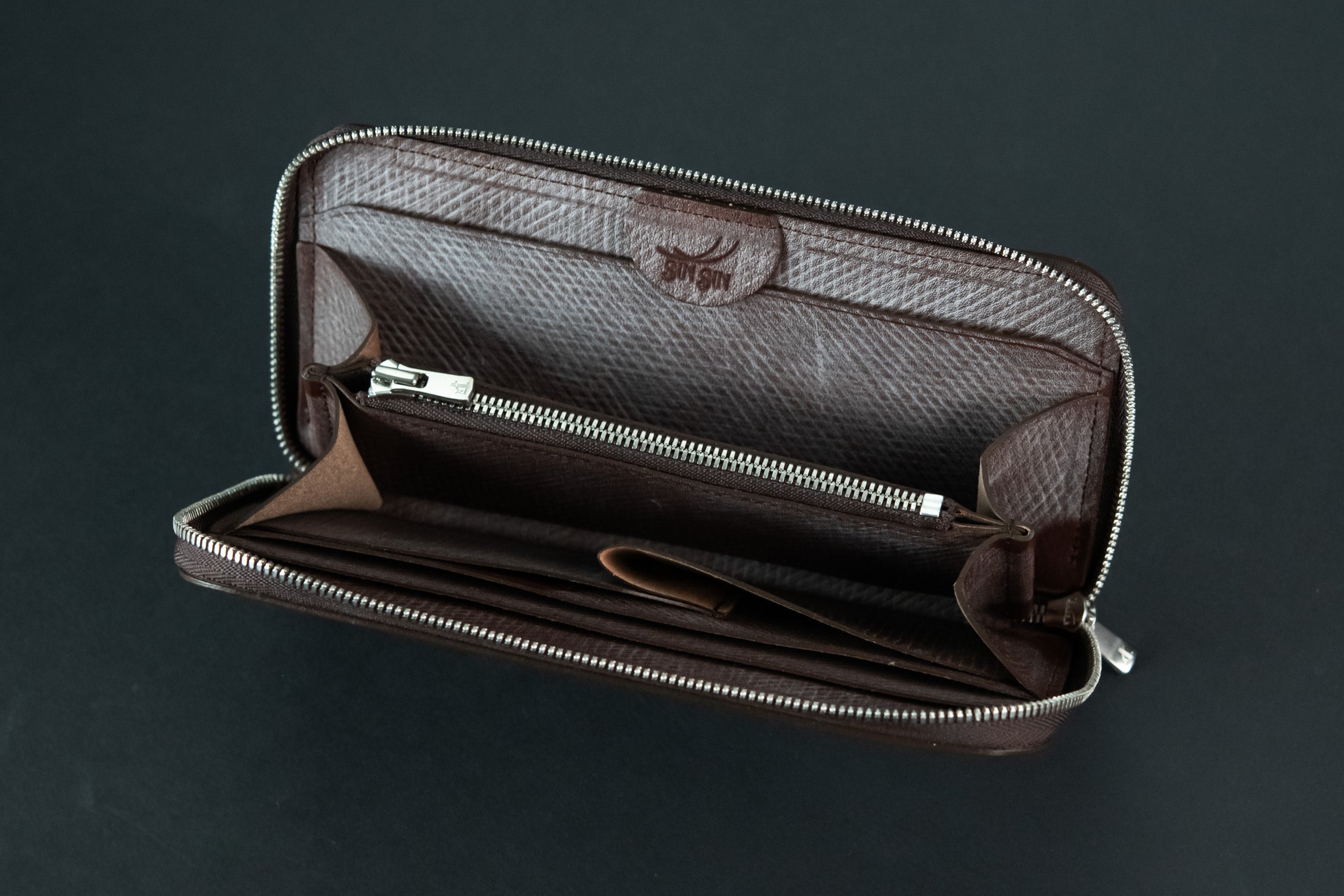 200年海底で耐えた革！？耐久性抜群！幻のロシアンカーフで作る最小