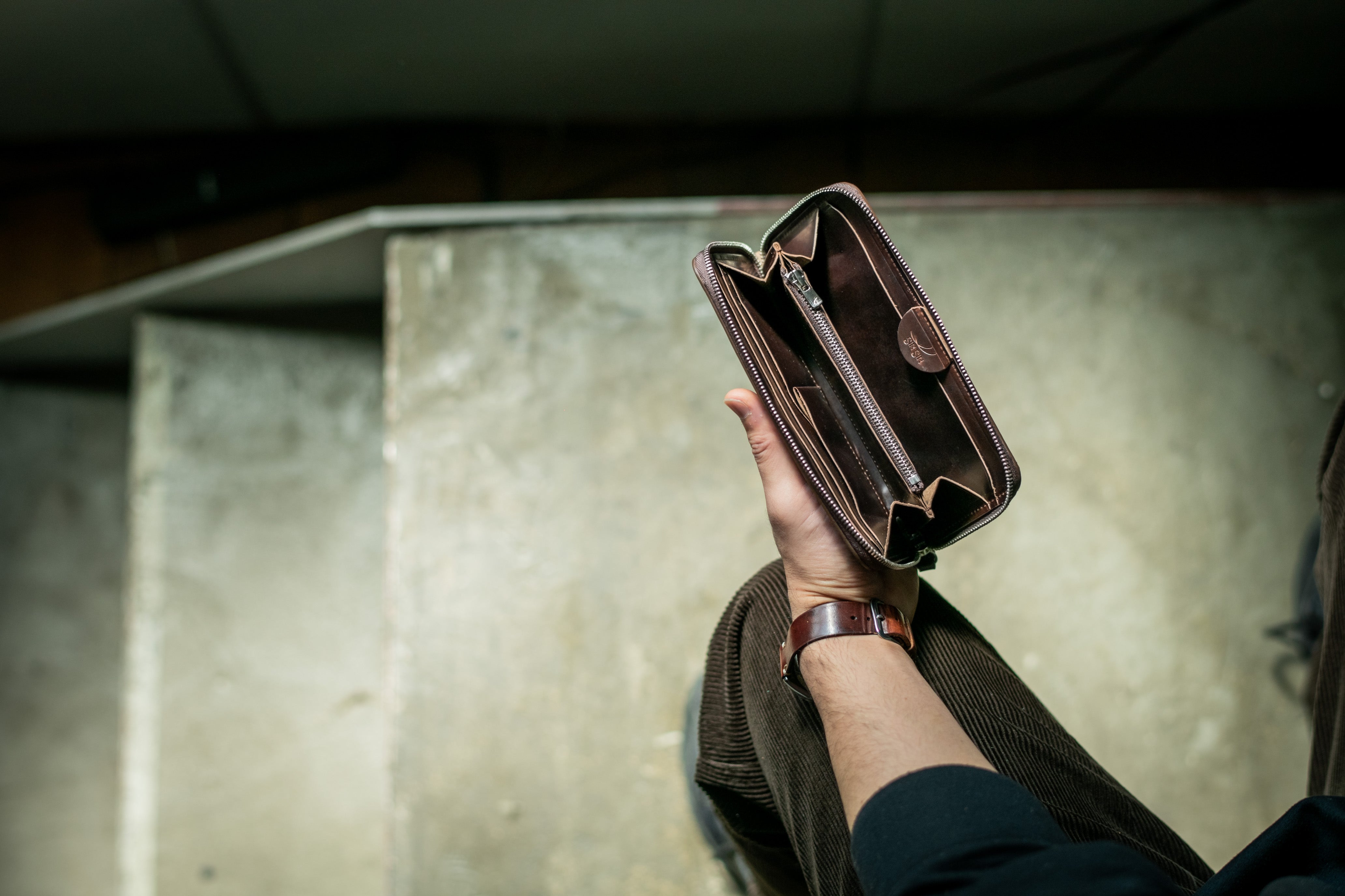 財布職人が最小の限界に挑んだラウンドジップ「クロムエクセルレザーの