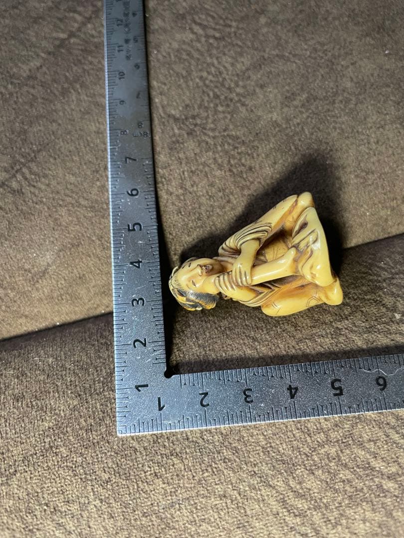 ⚫️アリーヒローズさま専用⚫️ 根付 色絵 女と天狗 骨 牙 （天然素材） 法玉銘