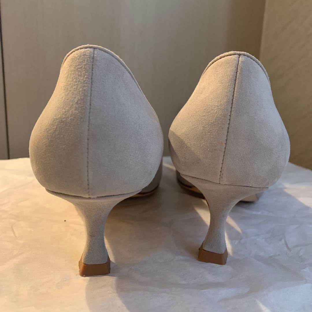 マノロブラニク ライトグレー ポインテッドトゥパンプス