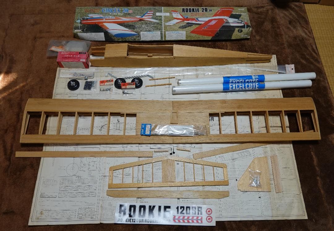ひつじ　ラジコン飛行機　テトラ・ルーキー２０ＳＲ 半完成、パーツ付き テトラ ルーキーR-40SR バルサキット