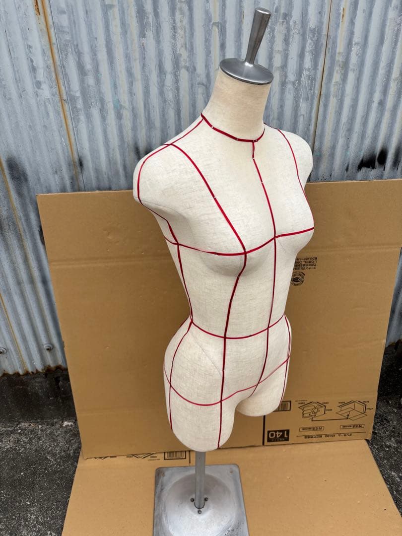 夢八トルソー　トルソーボディマネキン　ボディーライン入り洋装ソーイング卓上 洋裁用ボディ 裁断ライン 婦人 芯地マネキン 腕なし股ありトルソー