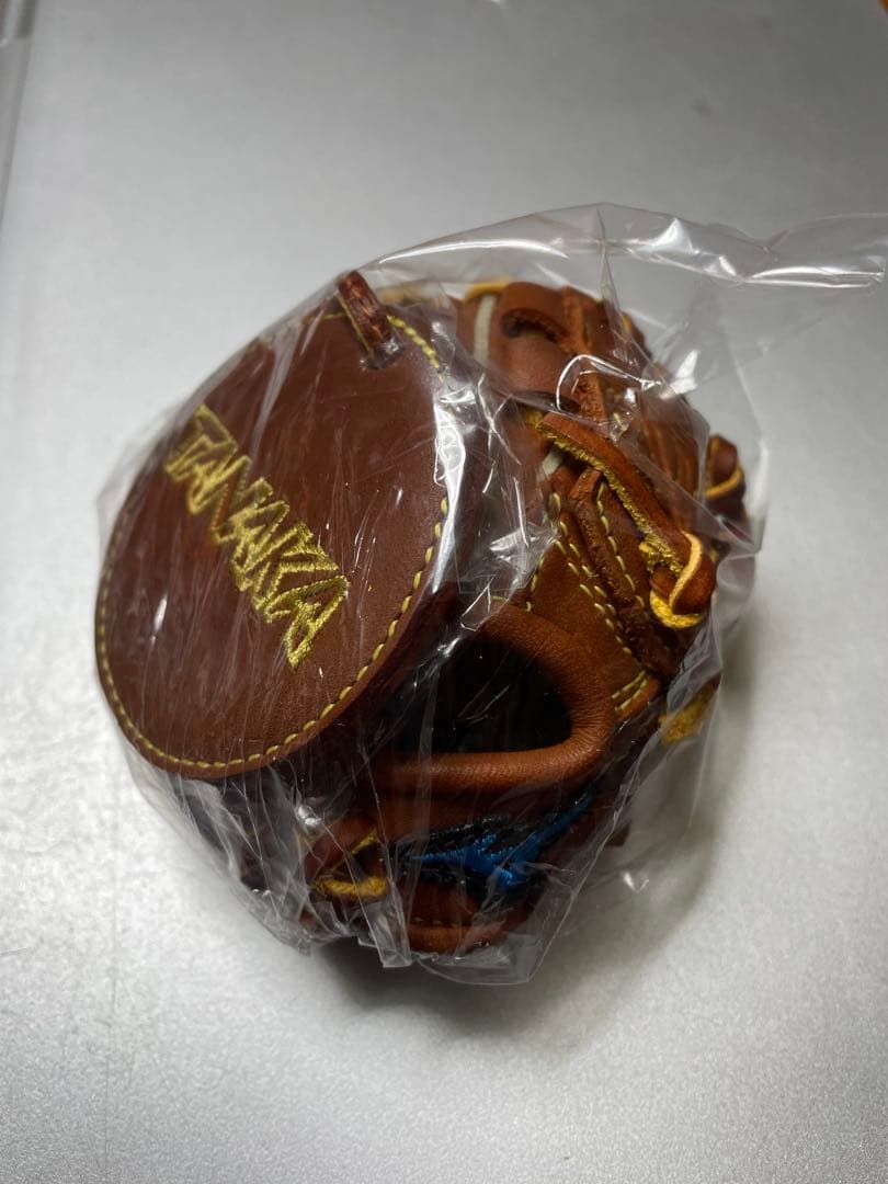 読売ジャイアンツ　田中将大投手200勝記念ミニグローブ 田中将投手「日米通算200勝」記念グッズ第2弾を発売 | 読売