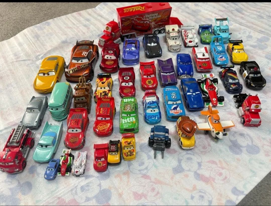 カーズ ミニカー 42台セット Amazon | クルーの工具セット付きです♪ディズニーカーズ ミニカー