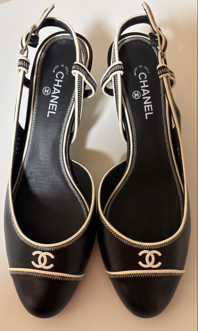 CHANELブラック、ベージュのパンプス 中古・古着通販】CHANEL (シャネル) ココマークバイカラーヒール