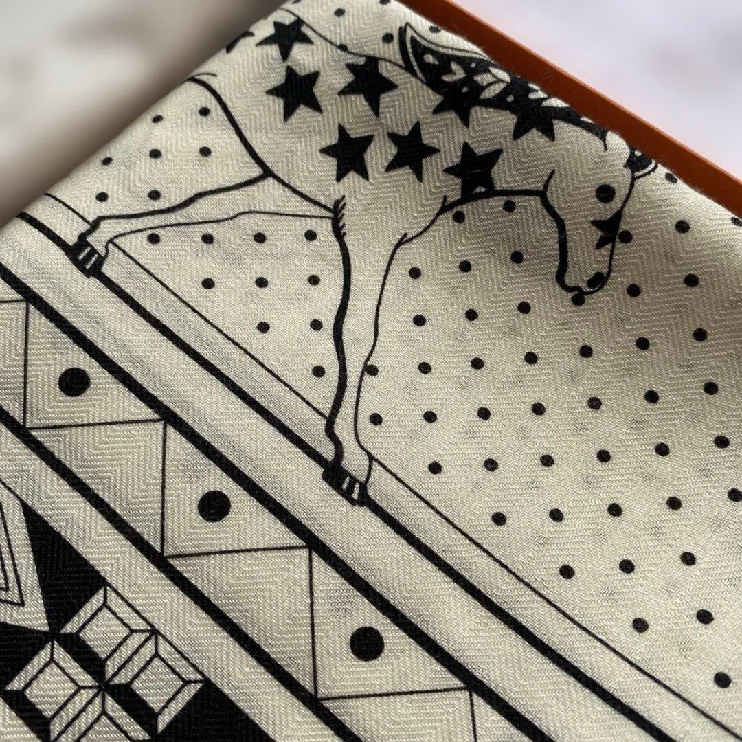 エルメス 2025AW カレジェアン《シュヴァル・ドゥ・クール・バンダナ》白×黒