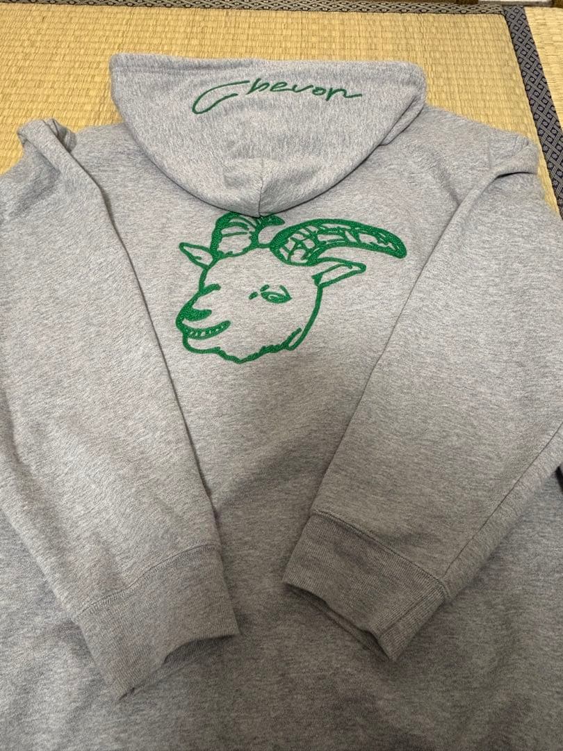 Chevon 【受注生産限定】刺繍ジップパーカー / 緑刺繍 / グレー　XXL