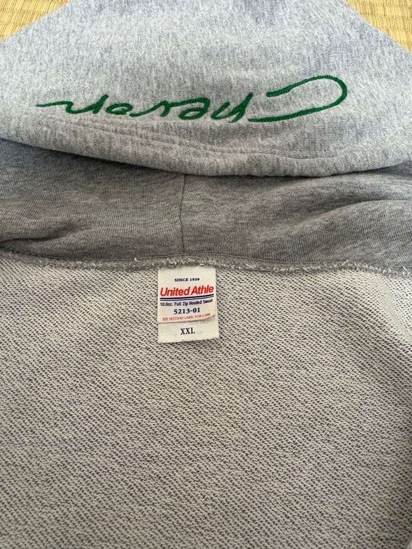 Chevon 【受注生産限定】刺繍ジップパーカー / 緑刺繍 / グレー　XXL