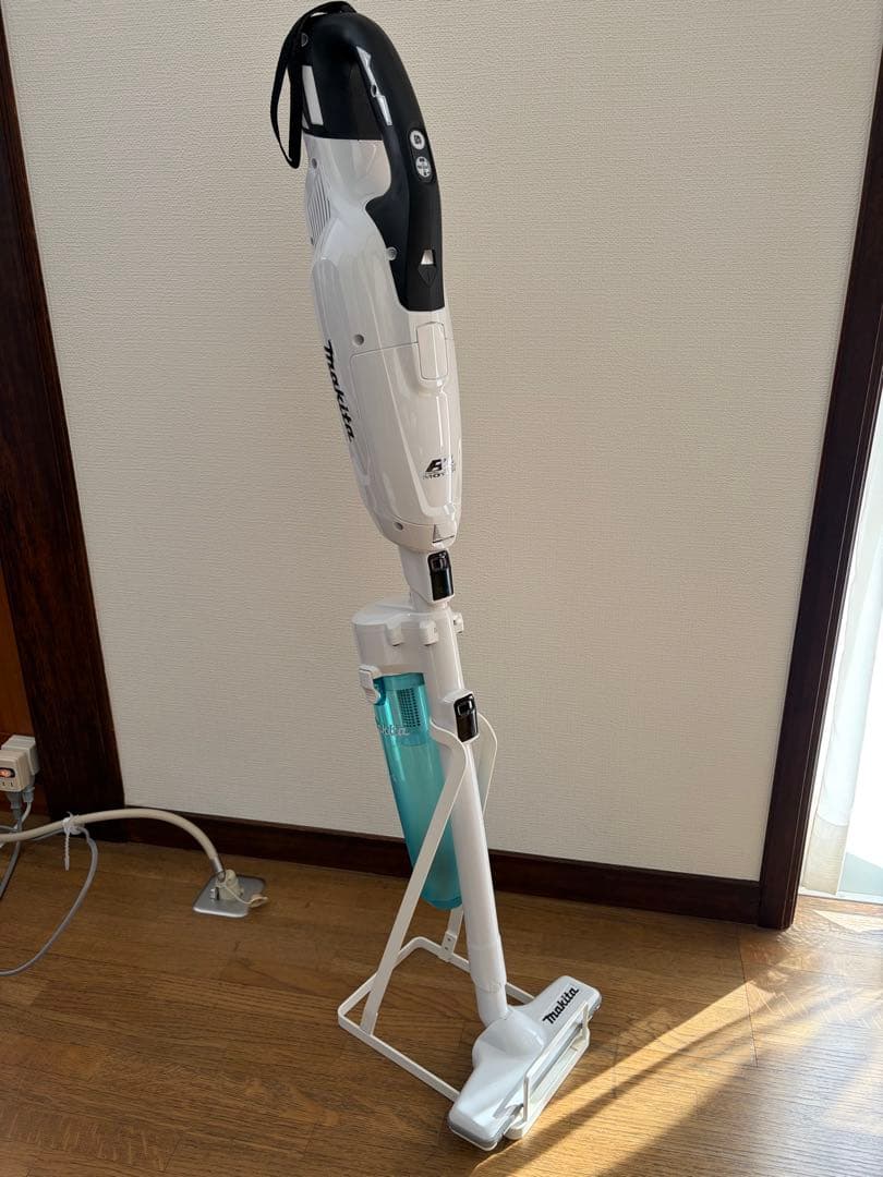 マキタ　CL282FD スティッククリーナー　美品 マキタ CL282FD 18V 充電式クリーナ 紙パック式&ワンタッチスイッチ