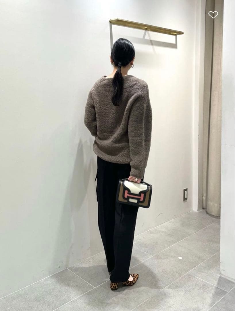 【美品CONTE】Vネックニット ホワイト　辺見えみり conte>ボア Vネックニット ベージュ 辺見えみり着用 - メルカリ