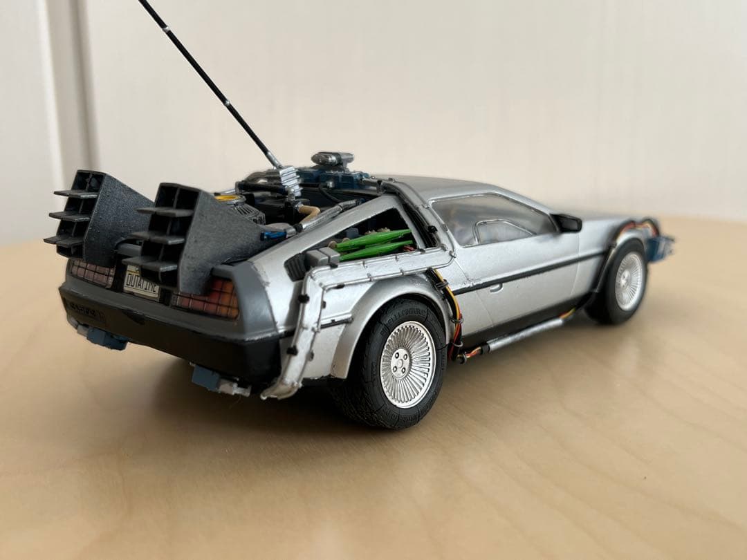 青島文化教材社 デロリアン 1/24 　完成品