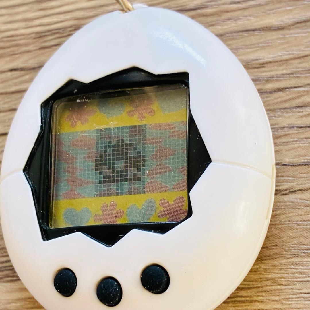 初代たまごっち 箱なし BANDAI 1997 白 海外版 - メルカリ