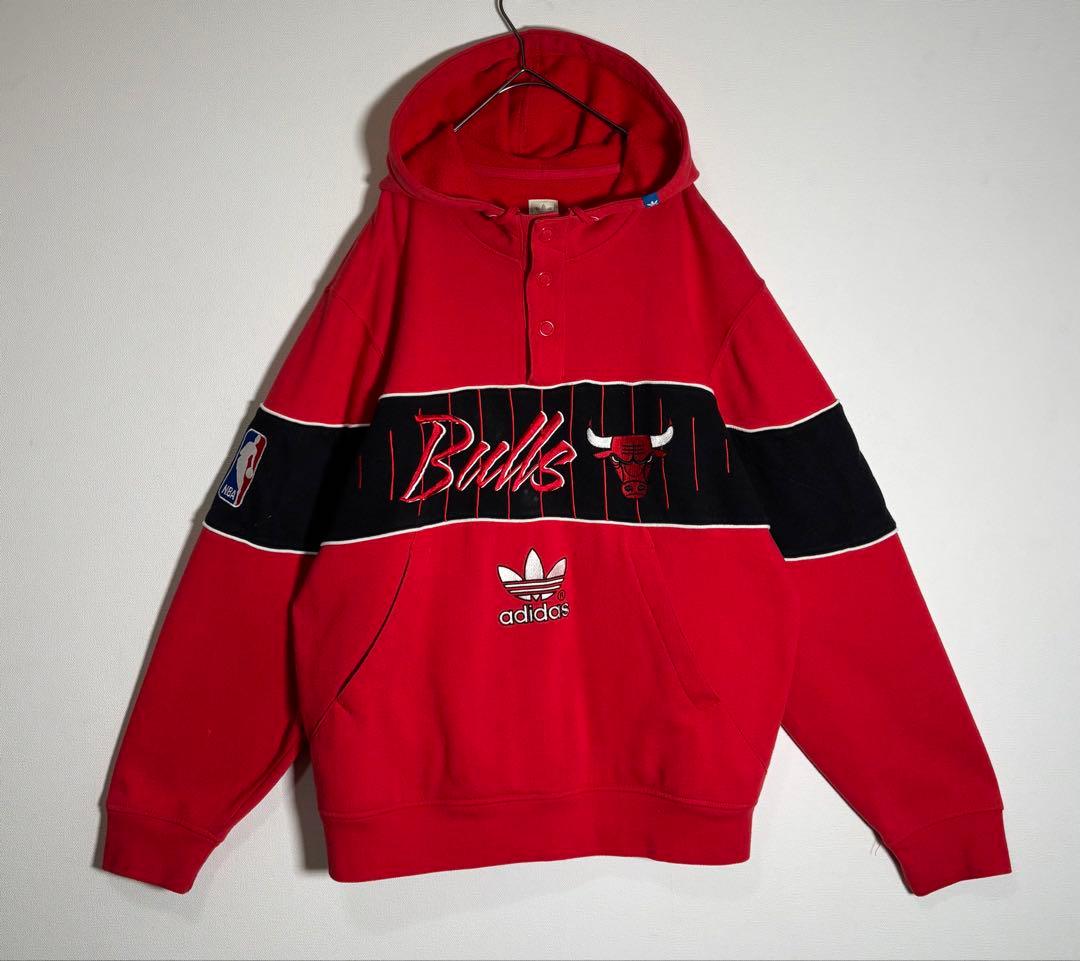 adidasアディダス NBA シカゴ・ブルズ 刺繍ロゴ 裏起毛 パーカー