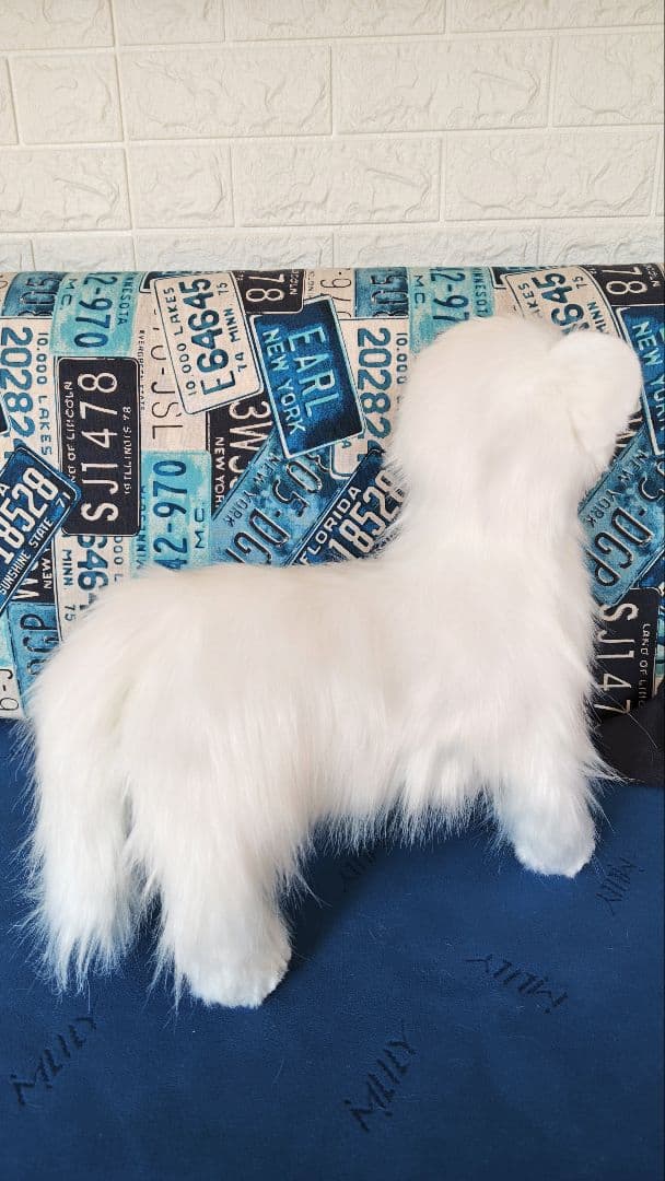 白い犬のぬいぐるみ