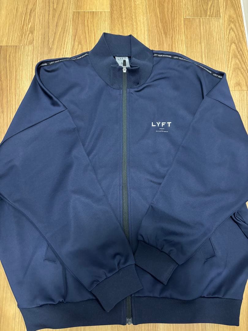 美品】Lyft エンブレムジャージ セットアップ - メルカリ