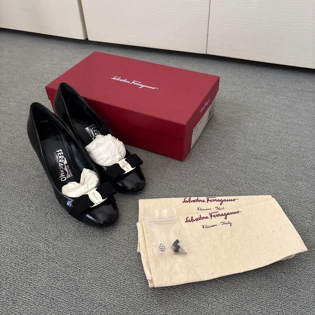 2/2まで大幅値下げ中！【美品】 フェラガモパンプス　黒　23.5cm リボン