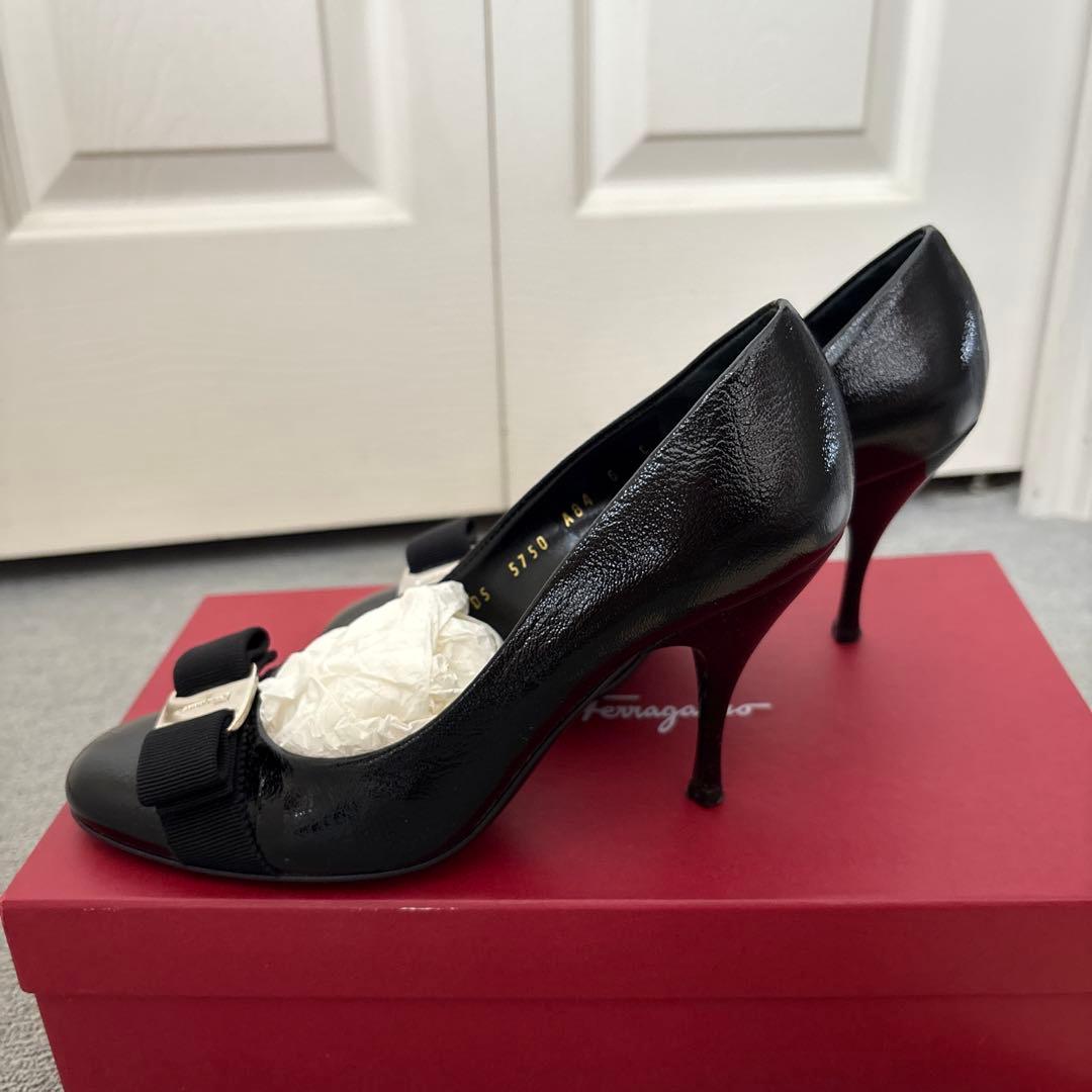 2/2まで大幅値下げ中！【美品】 フェラガモパンプス　黒　23.5cm リボン