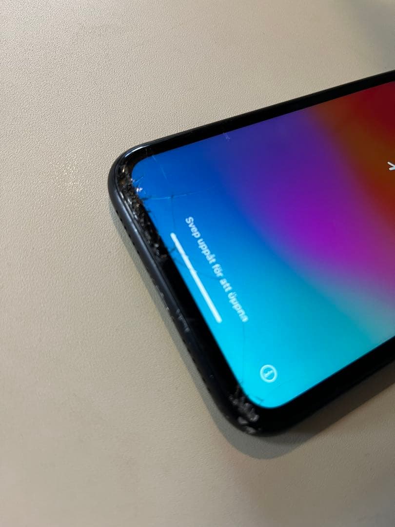 iPhone XR 64GB 画面にひび割れあり