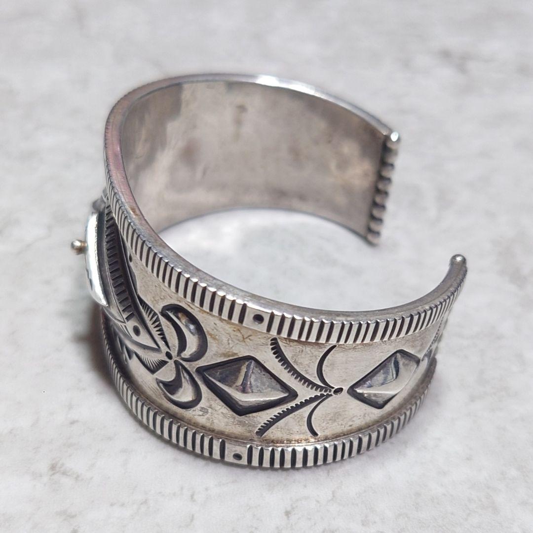 NAVAJO ナバホ Curtis Pete スタンプワークワイドバングル 重厚 - メルカリ