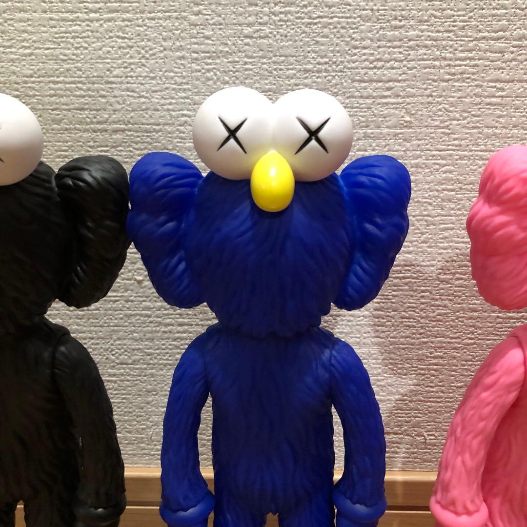 KAWS カウズ モチーフフィギュア ブラック ピンク ブルー フィギュア 3体