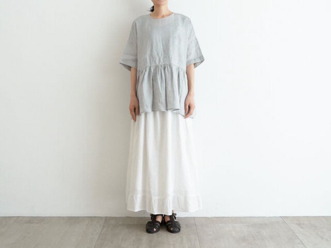 2025 オオカミとフクロウ フクロウと三拍子のブーケ ブラウス 水たまり