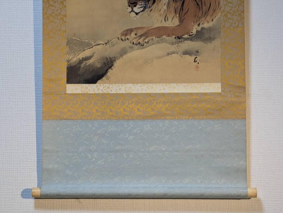 【真作】掛軸　岩上虎図　威風堂々　精密筆致の日本画　山間を行く猛虎　S143