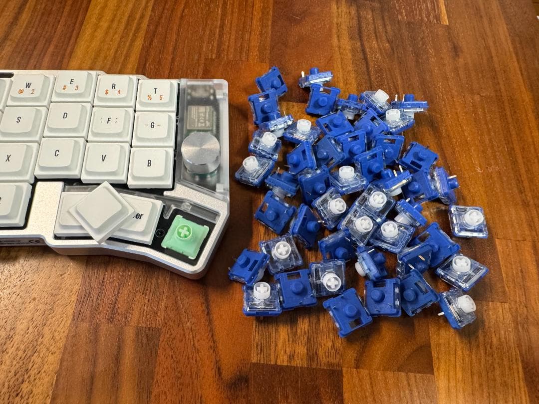 ぴ*け様 分割キーボード Cornix シルバー おまけ付き - メルカリ