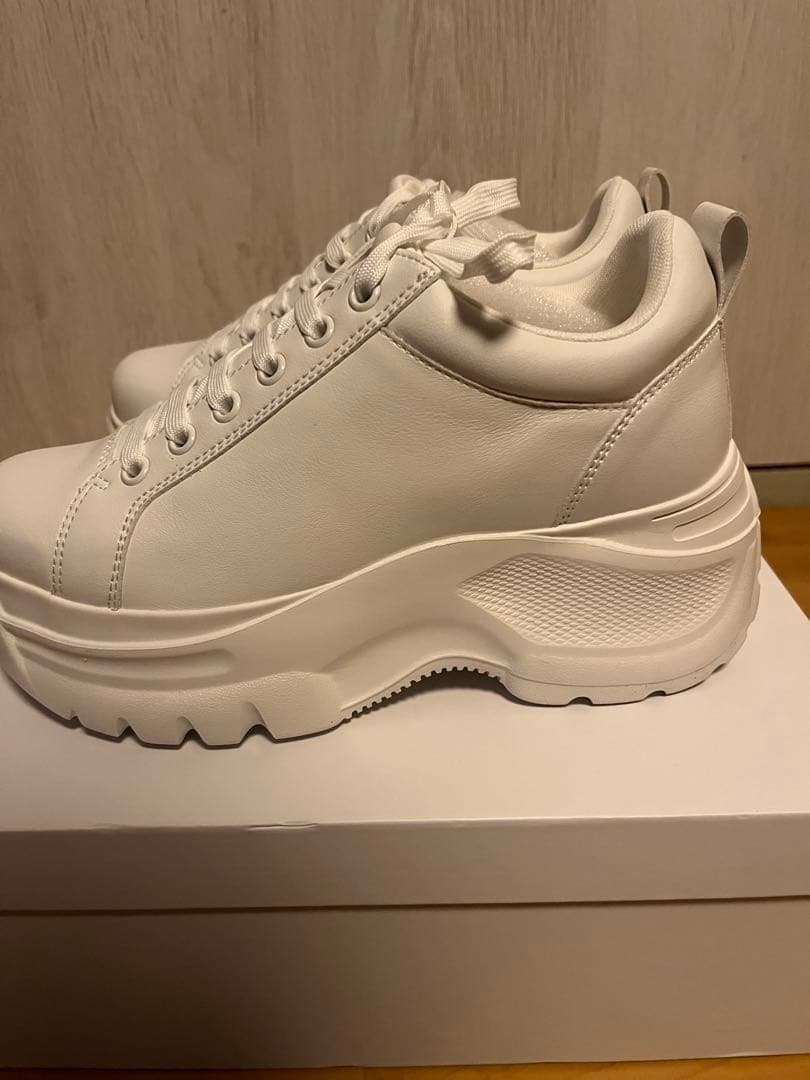 鈴木亜美さん 厚底ホワイトスニーカー - メルカリ