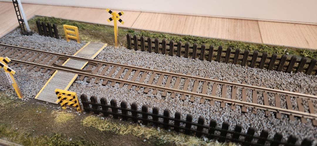 16番・HOゲージ 展示用ジオラマ「踏切のある風景」