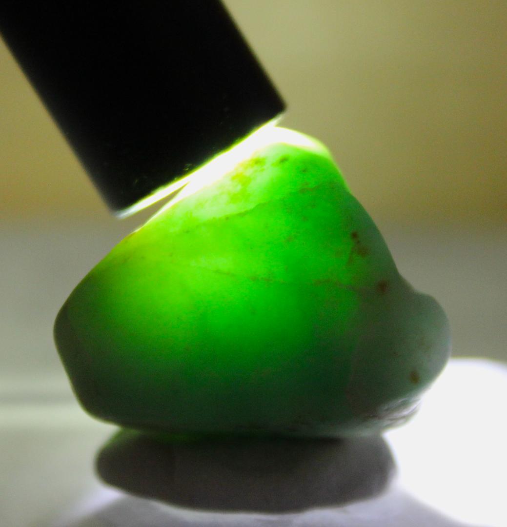 ［緑翡翠の最高峰］糸魚川翡翠 金山谷 ロウカン質 原石 16.4g