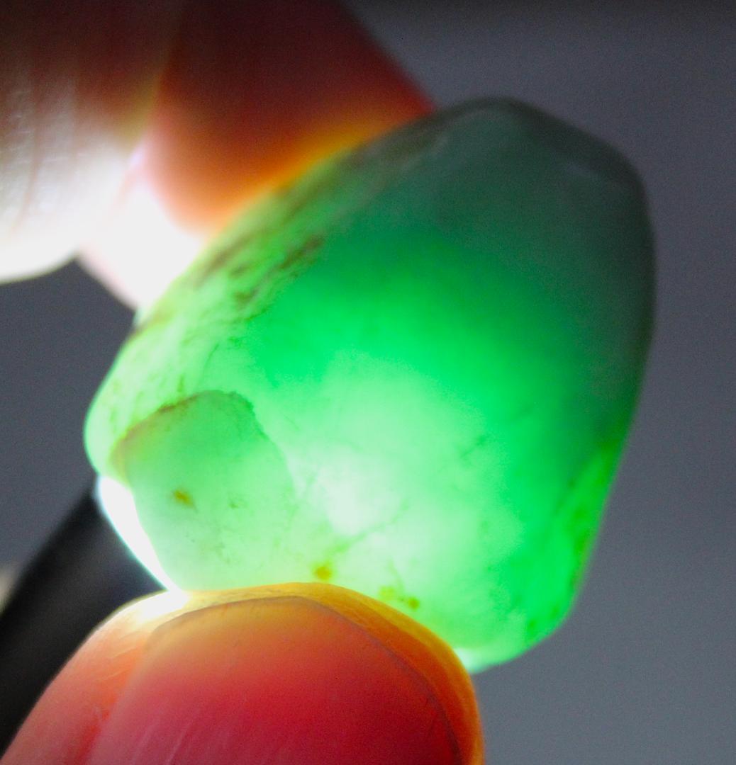 ［緑翡翠の最高峰］糸魚川翡翠 金山谷 ロウカン質 原石 16.4g