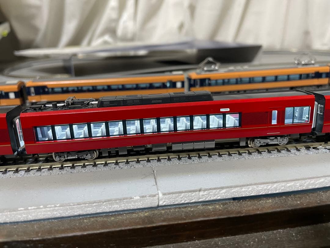 近鉄「ひのとり（8両編成）に室内灯取り付け致します。