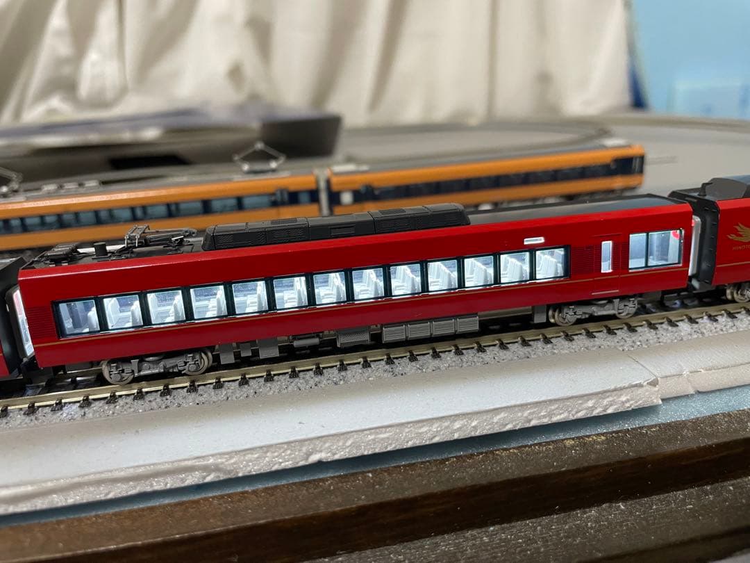 近鉄「ひのとり（8両編成）に室内灯取り付け致します。