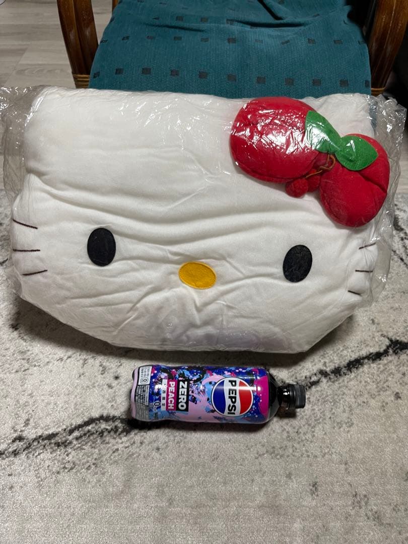 ハローキティ クッション 未使用お値下げ中。