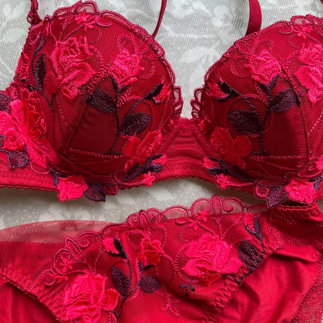 ワコール サルート 螺旋階段 ブラジャーC70 スタンダードショーツM 赤