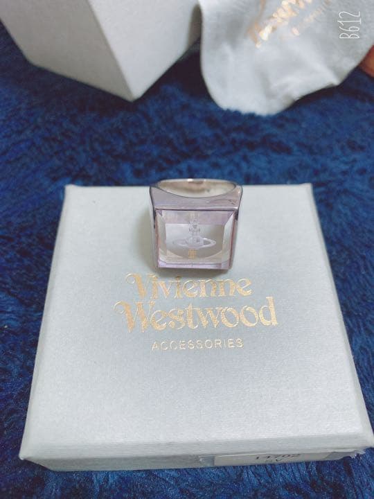 レア 廃盤品】ヴィヴィアン グラススクエア リング Mサイズ - メルカリ