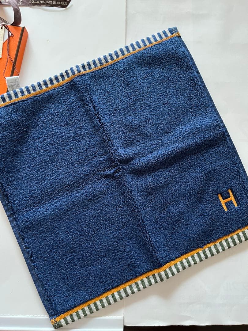 新品＊贈答用にもHERMES エルメス カレ・タオル 《ヴィス・ヴェルサ》ブルー