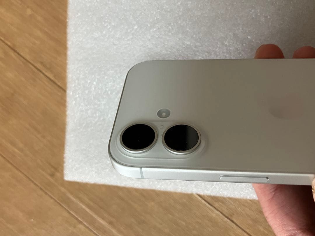 iPhone17 256GB ホワイト 充放電回数2回 Appleケア27年9月 - メルカリ