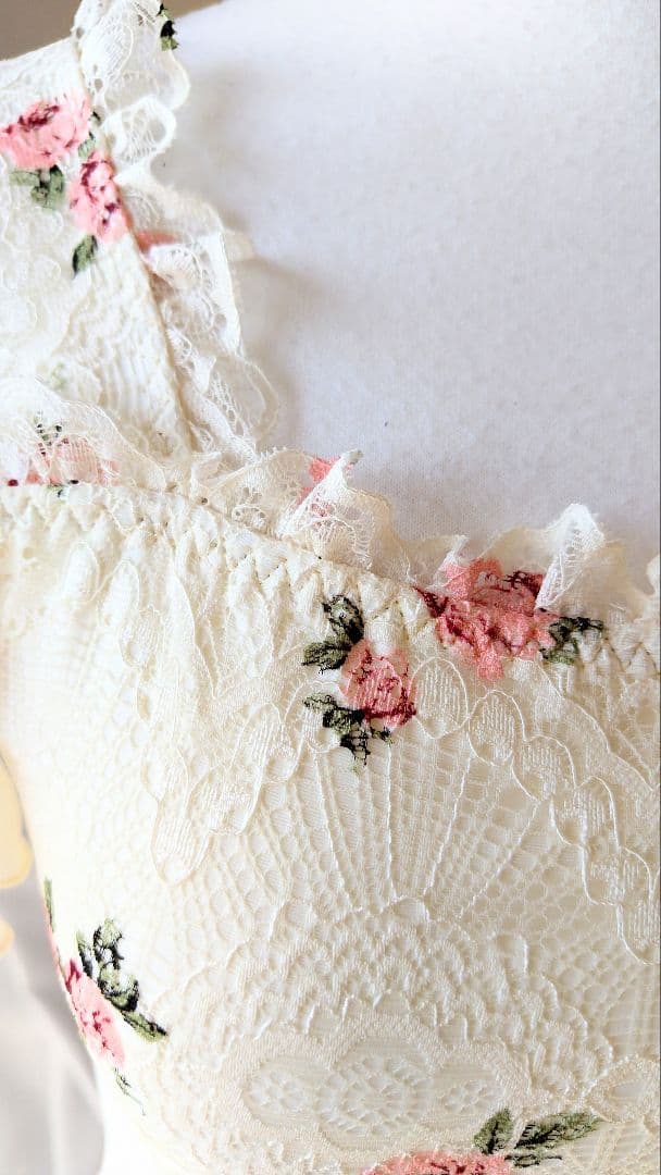 Ｓ～Ｍサイズ／秘密の花園に咲く可憐なピンクの薔薇が可愛いアイボリー娘役レオタード