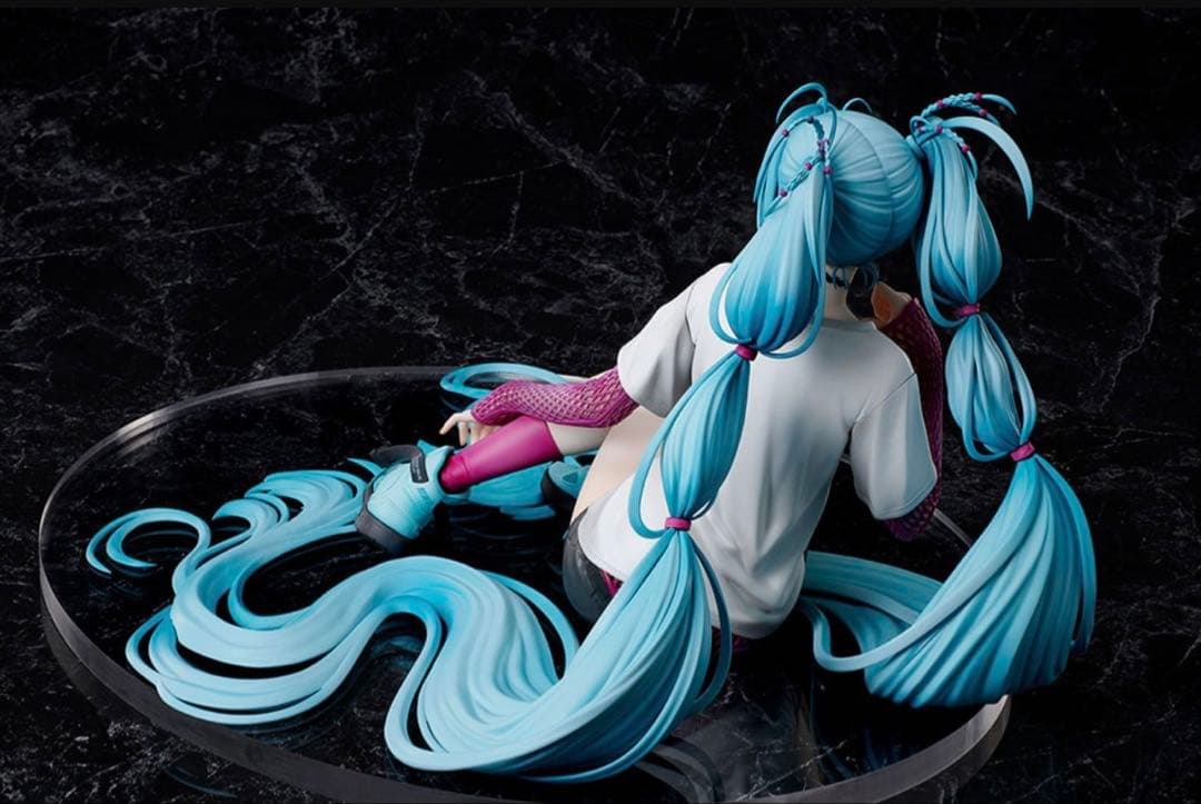 初音ミク×米山舞 The Latest Street Style “Cute”