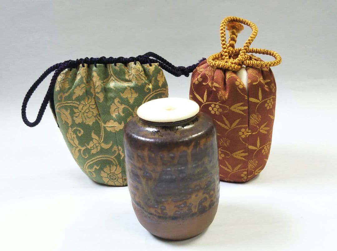 茶道具 茶入 丹波 肩付 石田陶春 替仕服 笹蔓緞子 二重蔓牡丹唐草金襴 U-ti00041-2.jpg