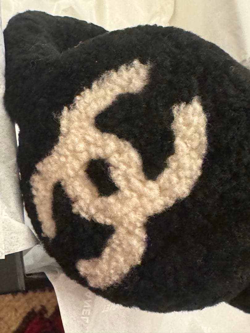 入手困難 ☆ CHANEL イヤーマフ ロゴ入りモコモコ 耳あて - メルカリ