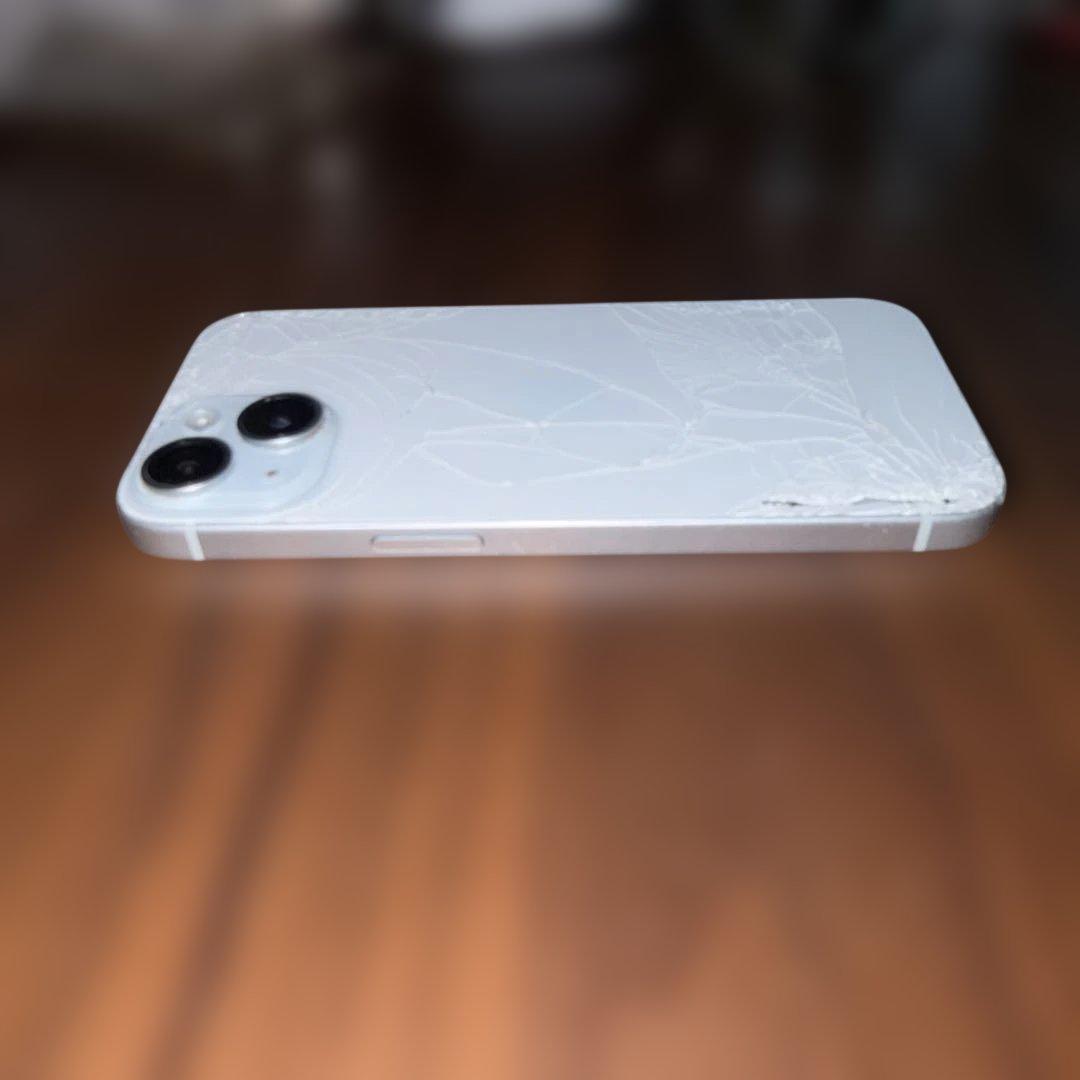 iPhone 15 256GB ホワイトSIMフリー｜背面割れ有（基盤一部露出