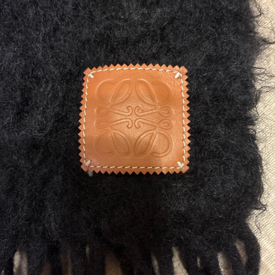 ロエベ 黒いフワフワマフラー レザーのパッチ付き 安価